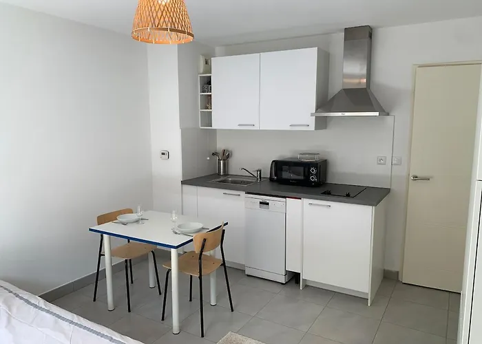Joli Studio, Quartier Du Port Apartment Nizza